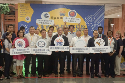 高科大水產產業鏈國際學院成果發表會 推出AI文蛤數苗機(左五高科大電子系教授陳朝烈、中高科大副校長俞克維、右五高科大水圈學院院長黃榮富、右六高科大智慧商業學院院長李一民)(另開新視窗)