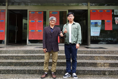 高科大土木系應屆畢業生陳昭村(右)考取結構技師,主任黃忠發特別當面恭喜學生優異表現(另開新視窗)
